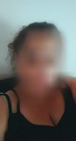 Anneke, 33