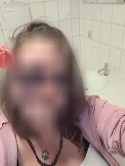 Fleur, 33